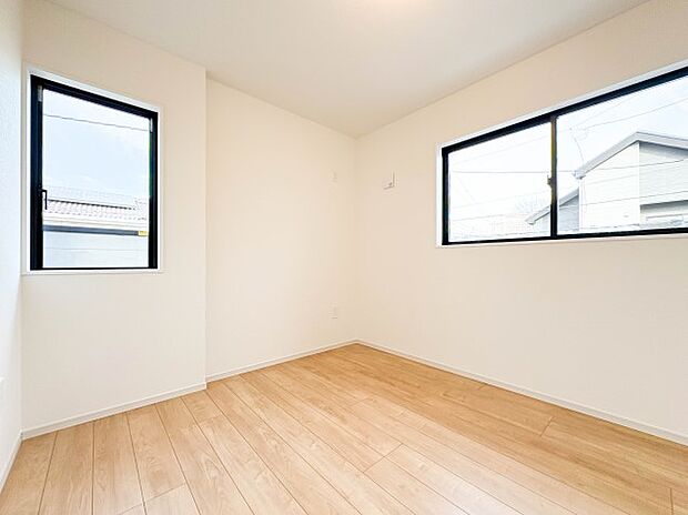 【子供部屋】お子様のお部屋にぴったりなクロークを備えたフローリング仕様の洋室です。