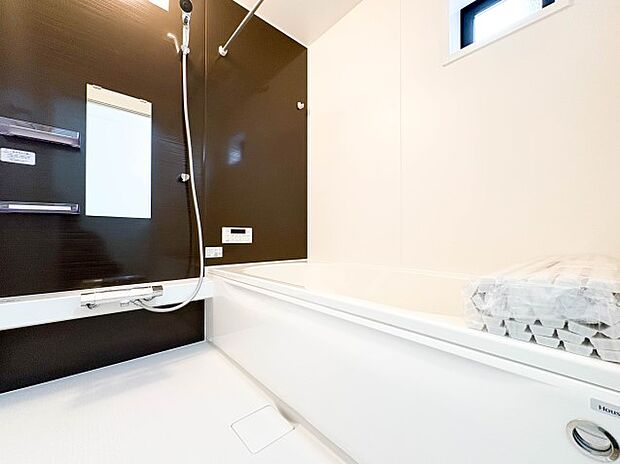【浴室】足を伸ばして入ることのできる1坪タイプのユニットバス