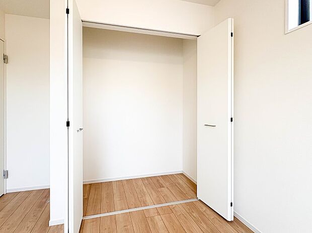 【収納】各所に配置された収納スペースは、洋服や小物はもちろんのこと、掃除機や日用予備品・お子様のおもちゃなど様々な物を収納して頂ける便利なスペースです。