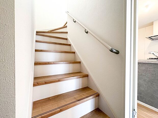 【1階廊下】玄関から、リビングや階段に続いています。  