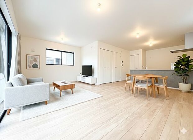 【リビングダイニング20.1帖】シンプルなデザインの家は風情がある。住む人のこだわりを感じる。外観も内装もいたってシンプル。居心地がよく、家事や趣味、子育てなどにも集中できる。家も人間も熟成…