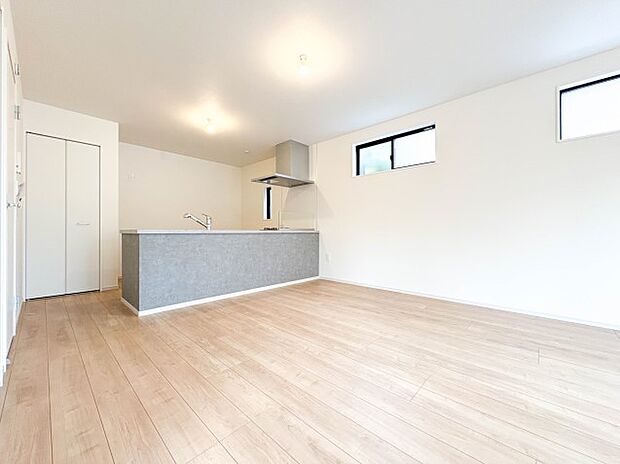 【ダイニングキッチン】ナチュラルな自然光の中での調理。お洒落な食器類を余裕で収納できるスペース。動きやすい女性目線のキッチン動線。これからはお料理をつくる時間が劇的に変わります。