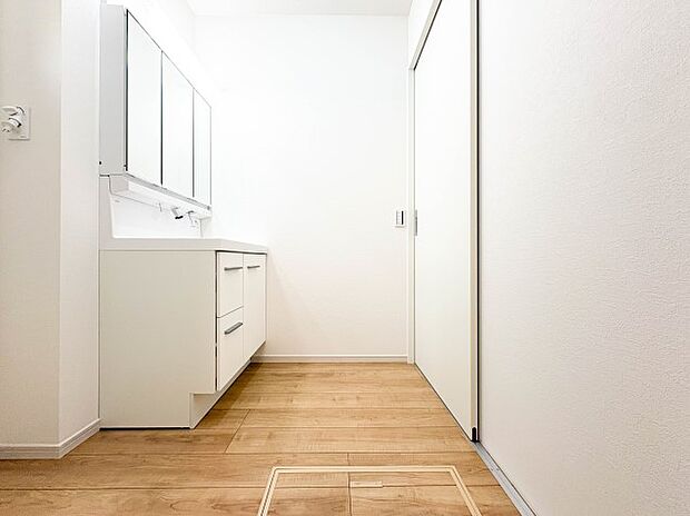 【脱衣所】洗面所は小さなプライベートスペース。歯磨き、洗顔と毎日施す個人空間。