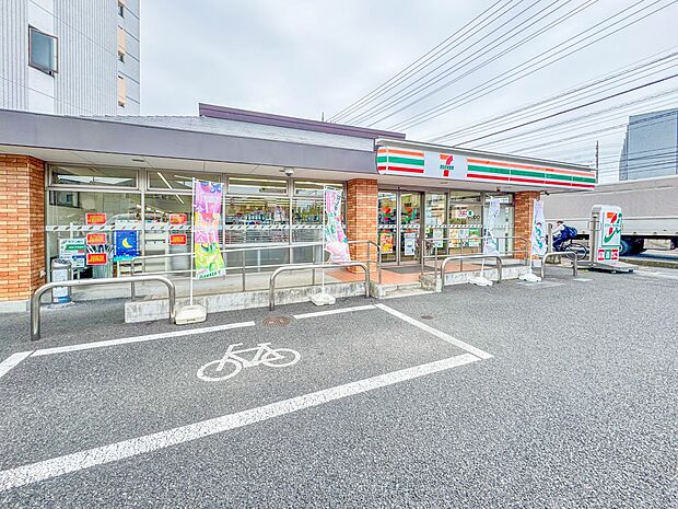 コンビニ 500m セブンイレブン越谷瓦曽根店(セブンイレブンは近くて便利を掲げています。近くとは、心の近さ。便利とはモノが期待以上の品質でお客さまに届くこと。セブン銀行など新しいサービスを…