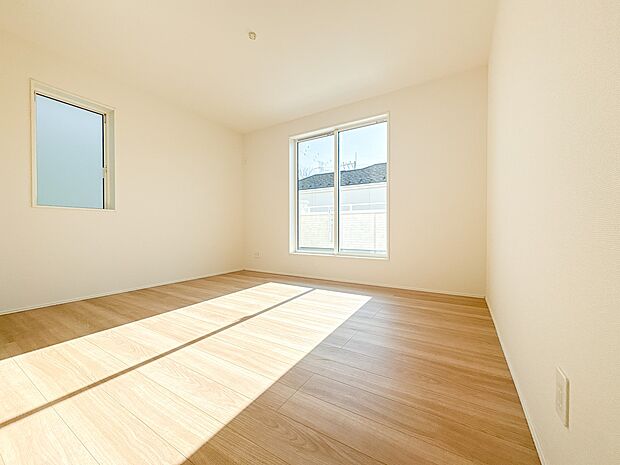 【子供部屋7.75帖】お子様のお部屋にぴったりなクロークを備えたフローリング仕様の洋室です。