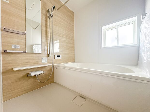 【浴室】 きっとあなたのバスタイムも単なる習慣から特別な時間に変わるはず。一日の汚れとともに疲れを洗い流し、眠りに就く前の大事なリラックスタイムを演出