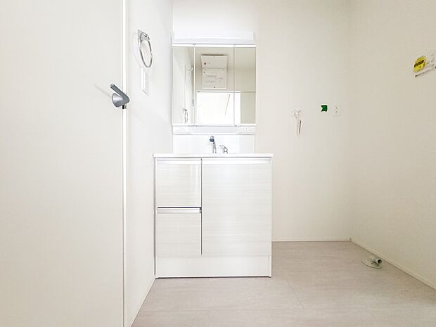 【洗面台】洗面所は小さなプライベートスペース。歯磨き、洗顔と毎日施す個人空間。小窓も設置して、熱気などを開放して、爽やかなスペースになるように設計されています。