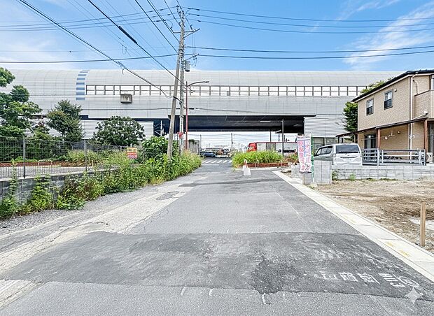 【前面道路、公道9m】車の通行が少ないので、静かな住環境を維持することができます。