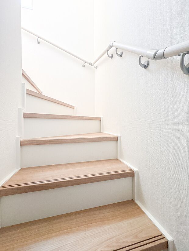 【手すり付階段】手すりがないと階段の昇り降りで危険なことはもちろん、壁に手をつきながら歩くことで壁紙が汚れやすくなります。すべての方に快適に昇り降りしていただくため、手すりを設置しました。