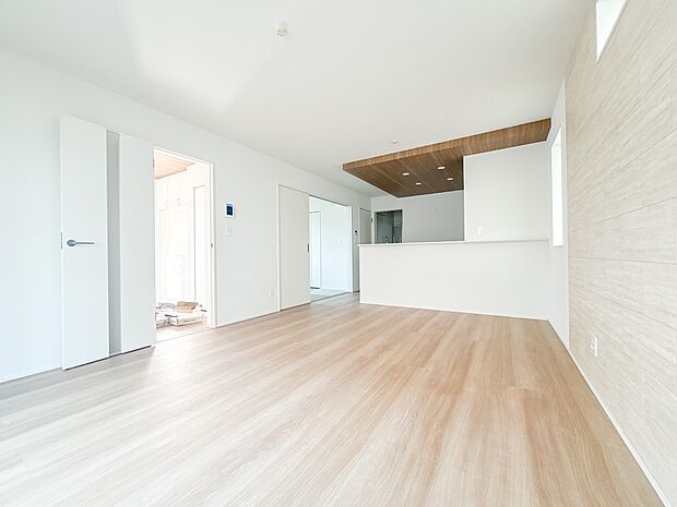 【LDK16帖】リビングにいるお子様と会話をしながら家事ができるカウンターキッチン。いま手があいているか、忙しそうなのか相手の様子を伺いながらコミュニケーションをとる訓練にもなります。