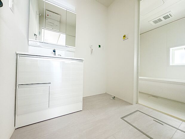 【脱衣場】脱衣所、洗面所は小さなプライベートスペース。歯磨き、洗顔と毎日施す個人空間。換気も設置して、熱気などを開放して、爽やかなスペースになるように設計されています。