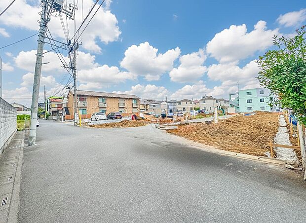 【前面道路約5M】家の前をまっすぐの通りが走っている。クルマは少なく、人々は毎朝、ウォーキング、ジョギング、犬の散歩など、フリーな朝時間を過ごしている。