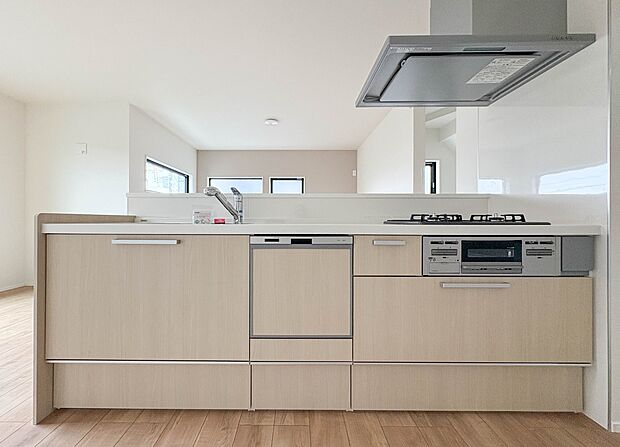 【キッチン】カウンターキッチンは広くて収納力もあるので、快適に料理をすることができます。食器や炊事用具を手の届くところに配置しやすいため調理もスピーディーですよ。