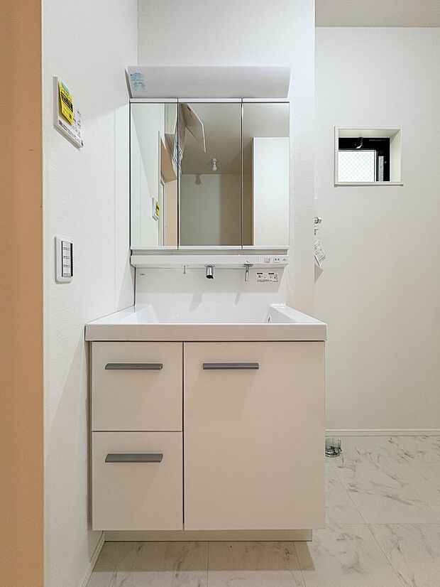 【三面鏡洗面化粧台】  ミラーを手前に引けば、楽な姿勢で髭剃りやメイクができます。合わせ鏡にすればヘアスタイルのチェックもラクラク。洗面化粧台のミラー裏にはたっぷり入る収納スペースを設けてい…