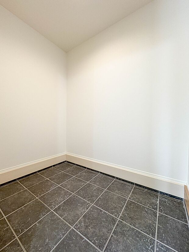 【WIC（ウォークインクローゼット）】  たくさんの洋服をかけてもシワになりにくいウォークインクローゼット。洋服以外にも、普段使わない家電やスーツケース、ストック品など何でも片付く嬉しい空間…