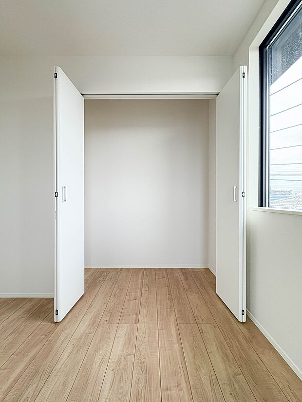 【パントリー（食料庫）】  常温保存できるパン、お米、調味料、缶詰など、日常的に使うものや未開封の食品の収納にぴったり。棚にものを並べて収納すれば、何が足りないのかひと目で確認できます。