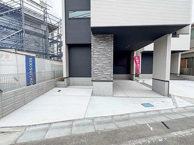 【駐車場】毎日の生活にマイカーが必須という方は、購入を検討する際、駐車場があることは大事な条件です。毎日の通勤や家族の送迎、買い物やお出かけなどクルマのある暮らしを満喫したい方は要チェック！…