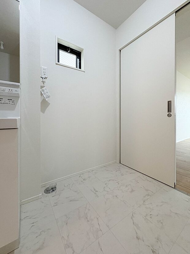 【洗濯機置き場】毎日使う洗濯機。しっかりと奥行きのある置き場が確保されています。