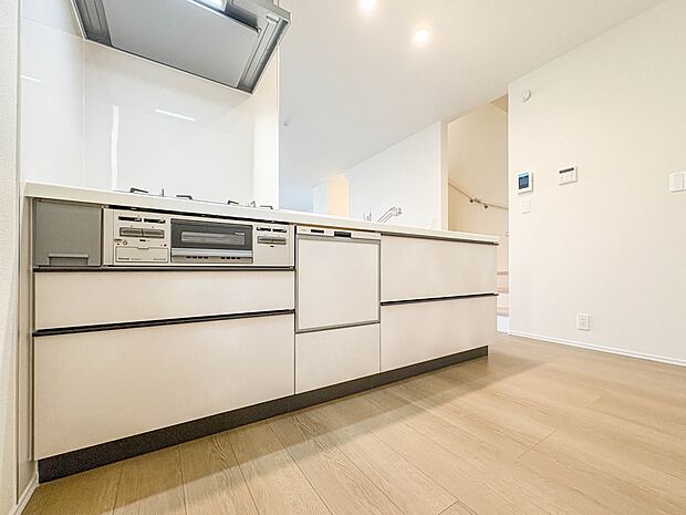 B号棟【キッチン】ナチュラルな自然光の中での調理。お洒落な食器類を余裕で収納できるスペース。動きやすい女性目線のキッチン動線。これからはお料理をつくる時間が劇的に変わります。