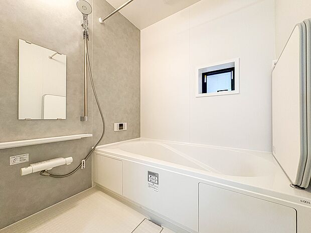 B号棟【浴室】 きっとあなたのバスタイムも単なる習慣から特別な時間に変わるはず。一日の汚れとともに疲れを洗い流し、眠りに就く前の大事なリラックスタイムを演出