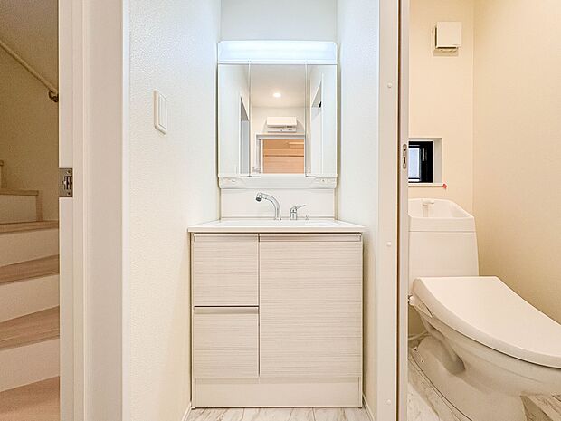 B号棟【洗面台】 十分な大きさの洗面台は、身だしなみチェックや歯磨きなど、朝の慌ただしい時間でもホテルライクなスペースで余裕とゆとりを感じて頂けます。