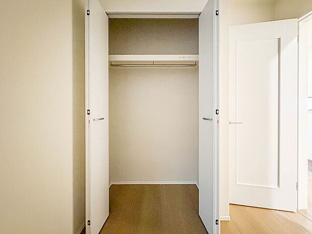 B号棟【収納】壁面クローゼットのメリットは、衣類が横一列に並ぶためひと目で洋服が選びやすいこと。衣類をたくさんお持ちの方も、限られたスペース内に無理なく収納することができます。
