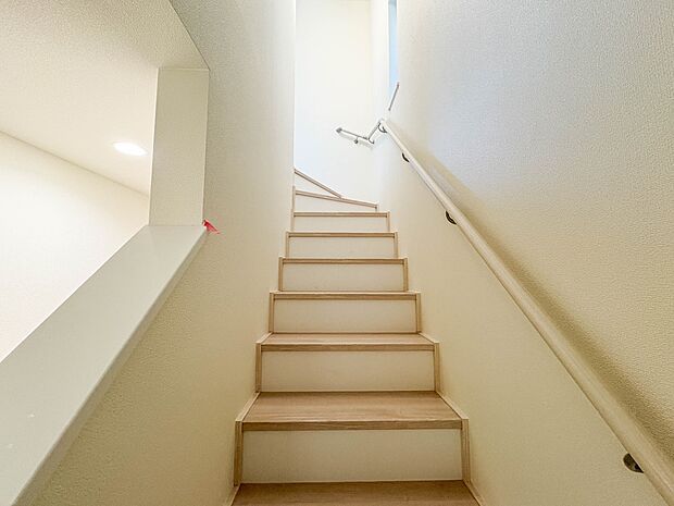 B号棟【手すり付階段】手すりがないと階段の昇り降りで危険なことはもちろん、壁に手をつきながら歩くことで壁紙が汚れやすくなります。すべての方に快適に昇り降りしていただくため、手すりを設置しまし…