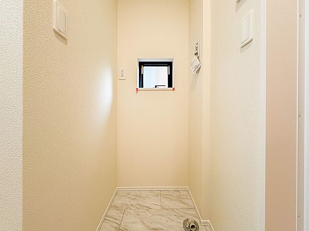 B号棟【ランドリースペース】毎日出る洗濯物を設置するクリーンなスペースです。