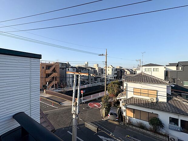B号棟【眺望】朝の澄んだ空気や、夕方に吹く清々しい風を五感で感じられるバルコニー。