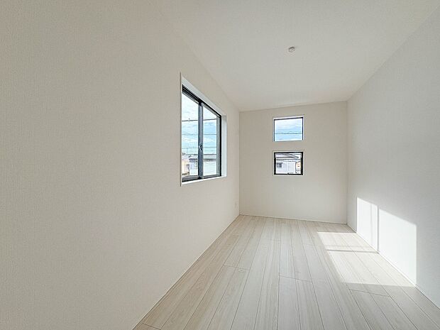 【子供部屋】お子様のお部屋にぴったりなクロークを備えたフローリング仕様の洋室です。