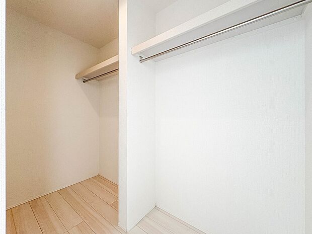 【WIC（ウォークインクローゼット）】  たくさんの洋服をかけてもシワになりにくいウォークインクローゼット。洋服以外にも、普段使わない家電やスーツケース、ストック品など何でも片付く嬉しい空間…