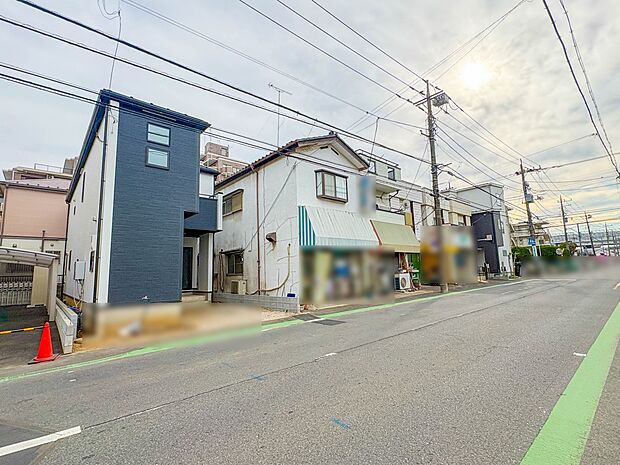 【前面道路】家の前をまっすぐの通りが走っている。クルマは少なく、人々は毎朝、ウォーキング、ジョギング、犬の散歩など、フリーな朝時間を過ごしている。