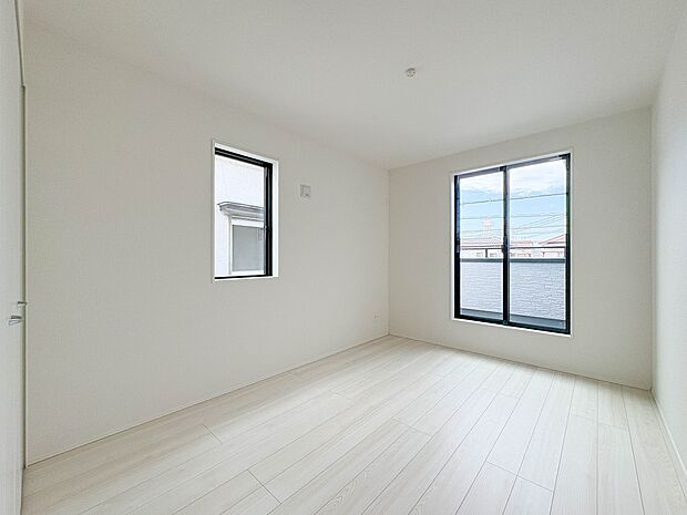 【洋室】柔らかな陽光とフローリングの色味が調和した快適な空間。