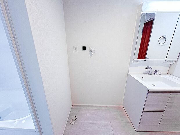 【ランドリースペース】毎日使う洗濯機。しっかりと奥行きのある置き場が確保されています。