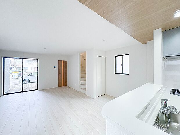 【LDK 17.75帖＋南庭】会話でホッとコミュニケーションできるリビング。料理でホッとハピネスになるキッチンなど。人をホッとさせる最新設備・仕様を採用しています。