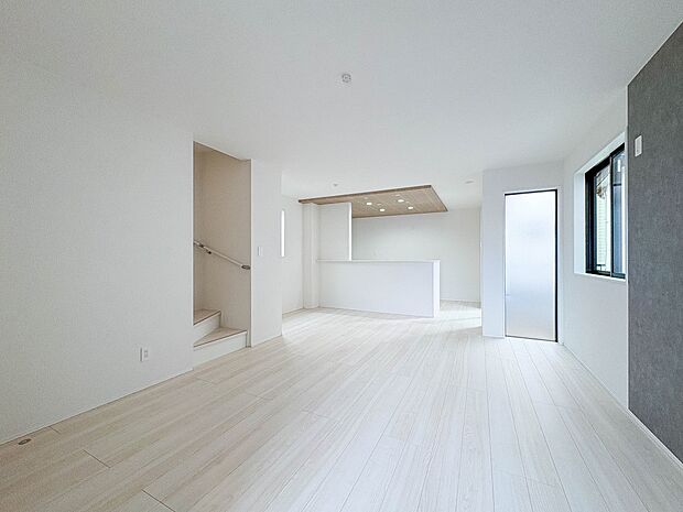 【LDK 17.75帖＋南庭】忙しい朝でも家族揃って食事をしたいゆとりあるダイニングスペース。