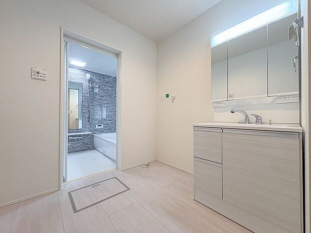 【脱衣所】洗面所は小さなプライベートスペース。歯磨き、洗顔と毎日施す個人空間。