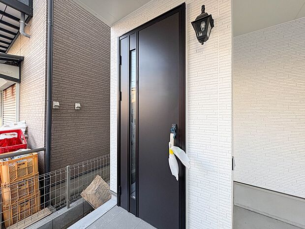A号棟【玄関】家の顔となる玄関は、高いデザイン性が求められます。高級感と断熱性、防犯性に優れた玄関ドアを標準装備。ピッキング対策のセキュリティサムターン等、防犯に考慮しました。