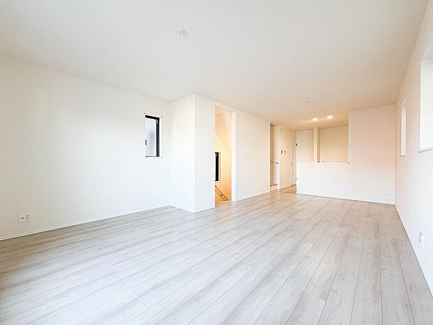 A号棟【LDK18.26帖】 整然とした空間演出、快適な理想の暮らしの実現は家のみの拘りではなく、そこで暮らす方々にとって素敵な環境であることも挙げられると思います。四季折々の変化が奏でる…