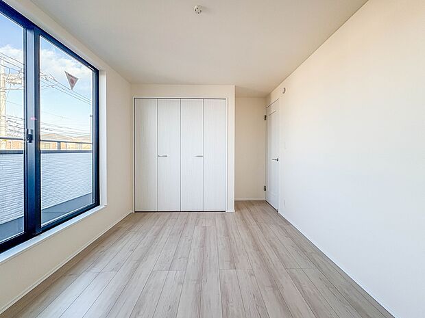 A号棟【洋室6帖】シンプルな内装はおしゃれのポイントです。シンプルは華美より飽きがこないからです。色や模様でおしゃれ感をだす。それがシンプルイズビューティーです。