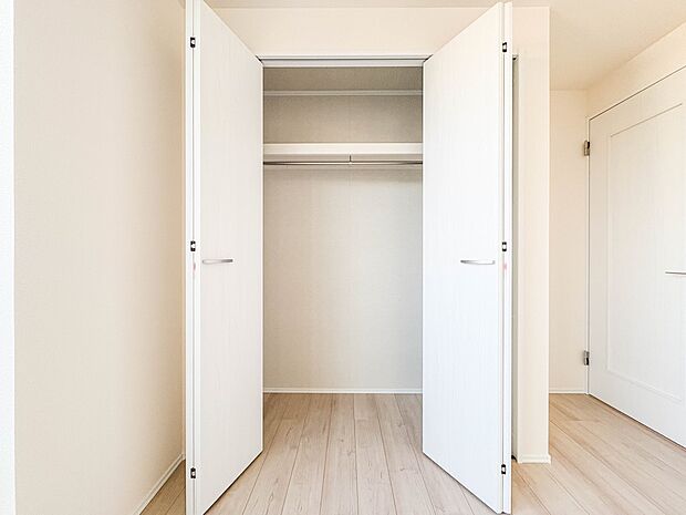 A号棟【収納】壁面クローゼットのメリットは、衣類が横一列に並ぶためひと目で洋服が選びやすいこと。衣類をたくさんお持ちの方も、限られたスペース内に無理なく収納することができます。