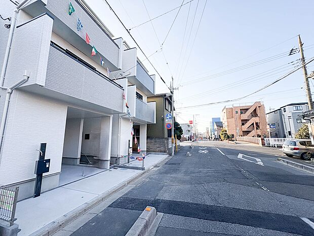 A号棟【前面道路10m】車の通行が少ないので、静かな住環境を維持することができます。