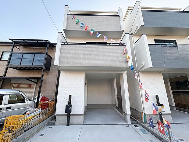 A号棟【現地外観】家族の温かさと陽光の暖かさ、楽しい毎日と明るい未来を予感させる「空間が織り成すひとつ先の住み心地」を演出します。
