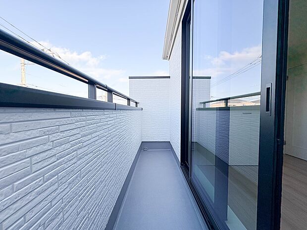 A号棟【バルコニー】 バルコニーから差し込む陽光・通風は、住環境・快適性と共に有り続ける貴重な「財産」です。