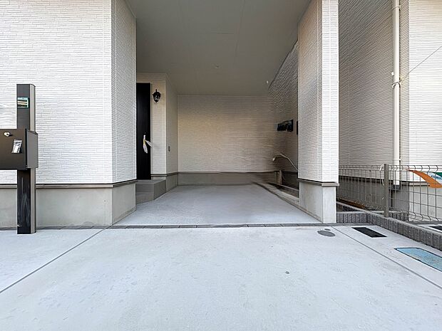 A号棟【駐車場】毎日の生活にマイカーが必須という方は、購入を検討する際、駐車場があることは大事な条件です。毎日の通勤や家族の送迎、買い物やお出かけなどクルマのある暮らしを満喫したい方は要チェ…