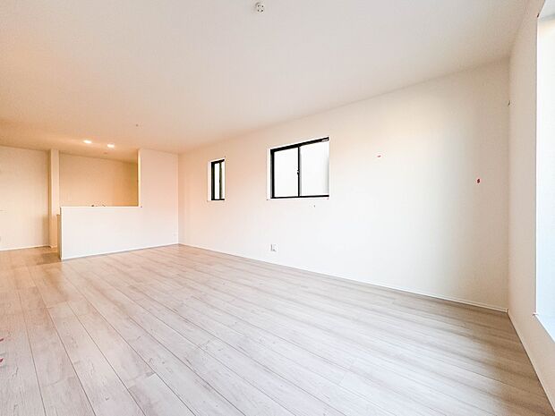 A号棟【LDK18.26帖】シンプルなデザインの家は風情がある。住む人のこだわりを感じる。外観も内装もいたってシンプル。居心地がよく、家事や趣味、子育てなどにも集中できる。