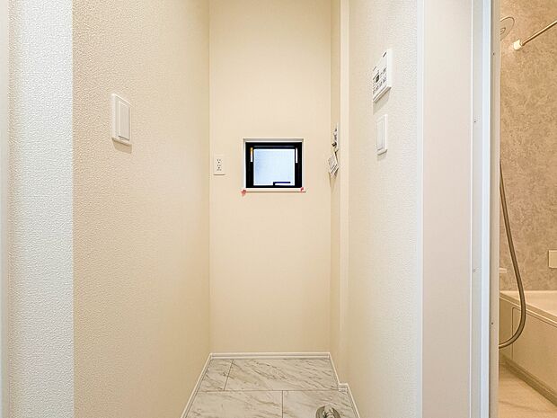 A号棟【ランドリースペース】毎日使う洗濯機。しっかりと奥行きのある置き場が確保されています。