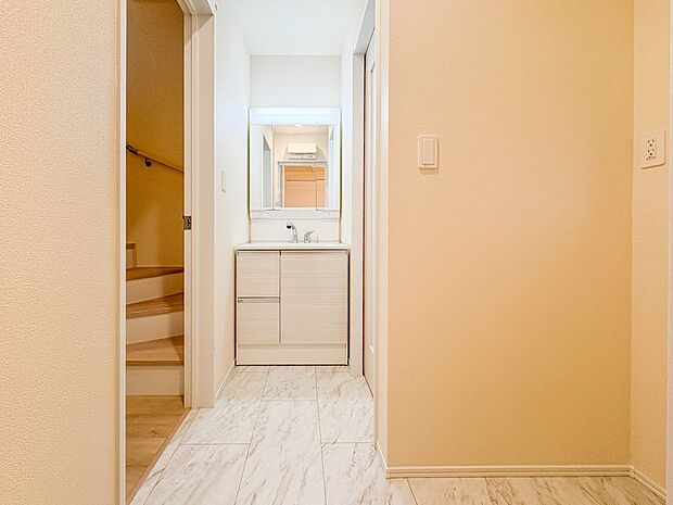 A号棟【脱衣所】洗面所は小さなプライベートスペース。歯磨き、洗顔と毎日施す個人空間。