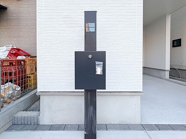 A号棟【郵便受け】録画機能を備えたカラーモニターと郵便受けの門柱