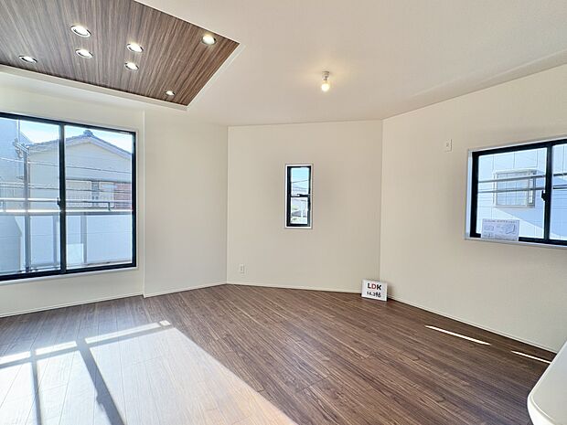 【リビング】 整然とした空間演出、快適な理想の暮らしの実現は家のみの拘りではなく、そこで暮らす方々にとって素敵な環境であることも挙げられると思います。四季折々の変化が奏でる鼓動を楽しんで下…